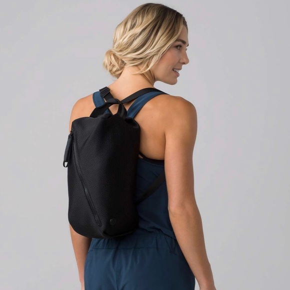 lululemon fast track bag